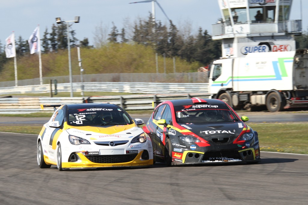 Lasse M. Sørensen og Kim Lund Johansen havde en flot og fair duel i heat 3
(Foto: Keld Dohm)